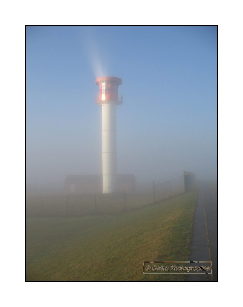 Leuchtturm im Nebel