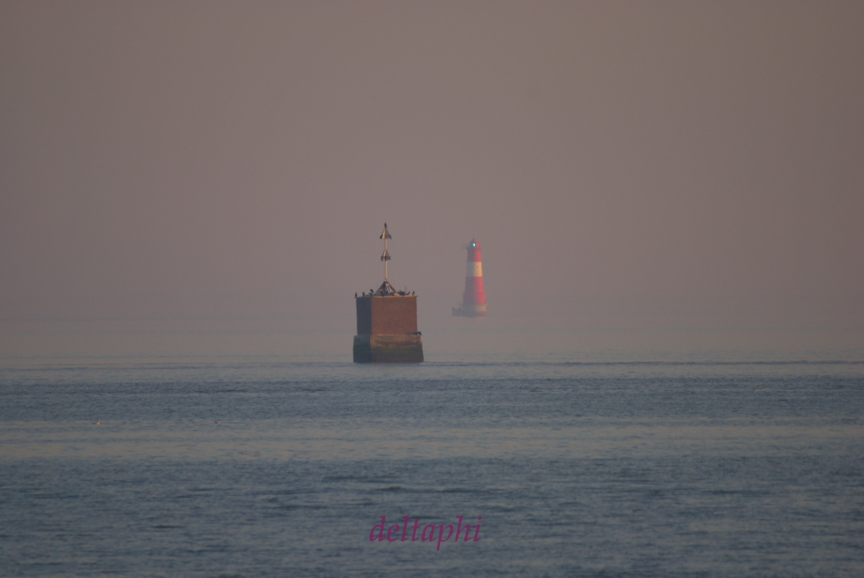 Leuchtturm im Nebel