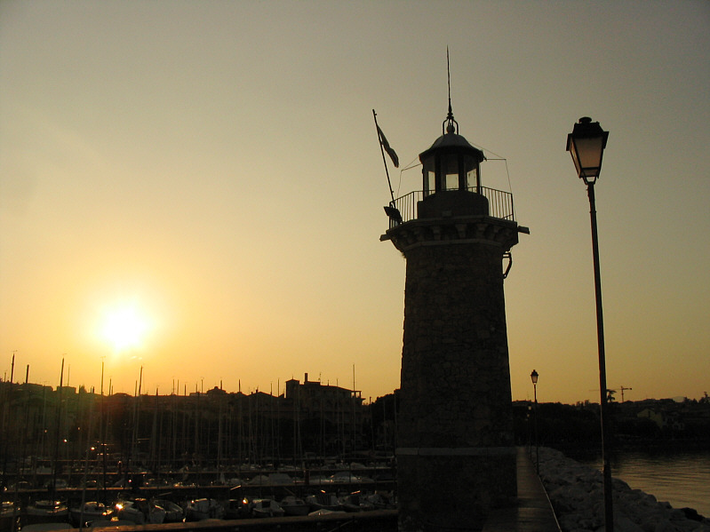 Leuchtturm im Sonnenuntergang