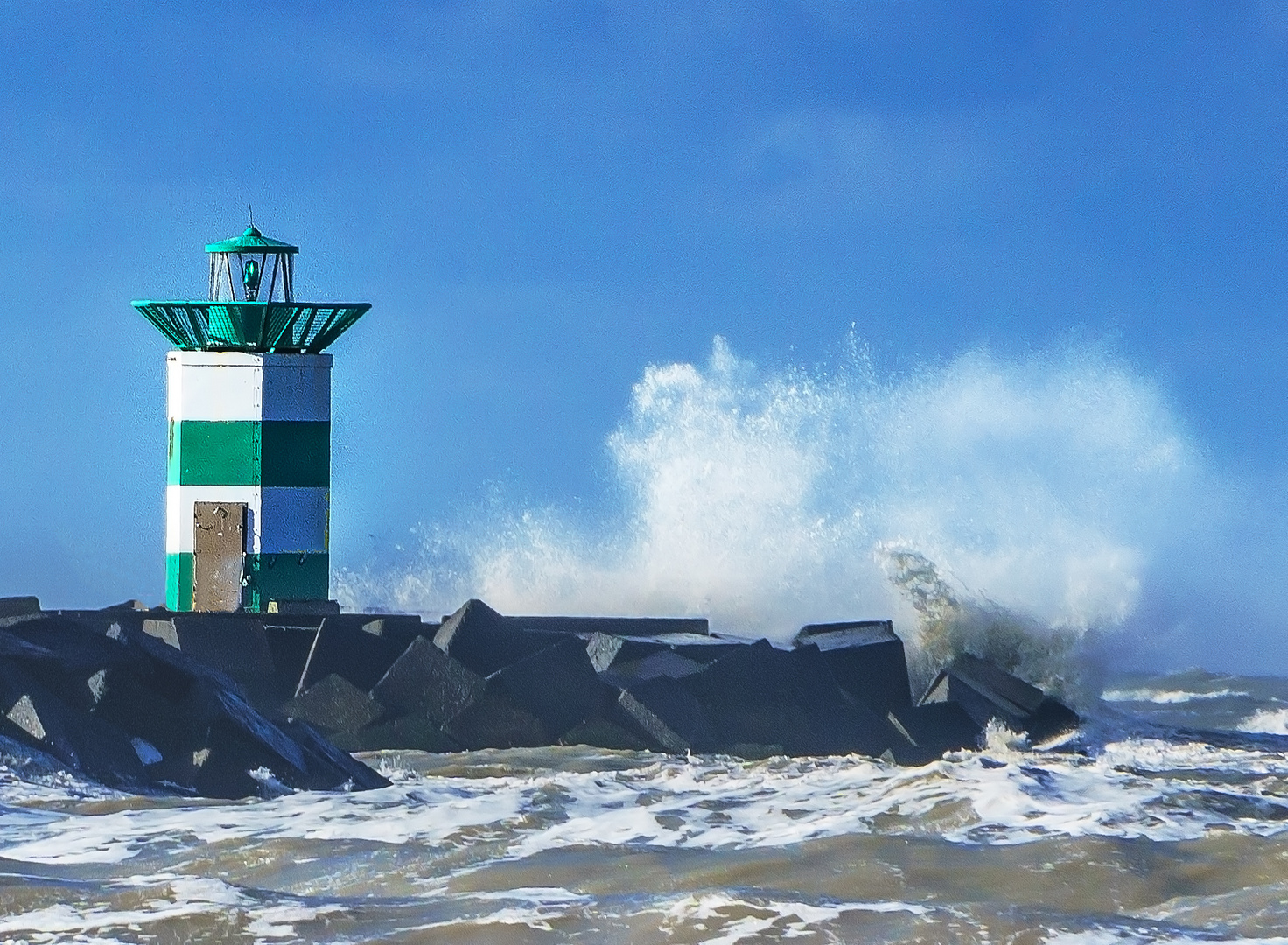 Leuchtturm in der Gischt