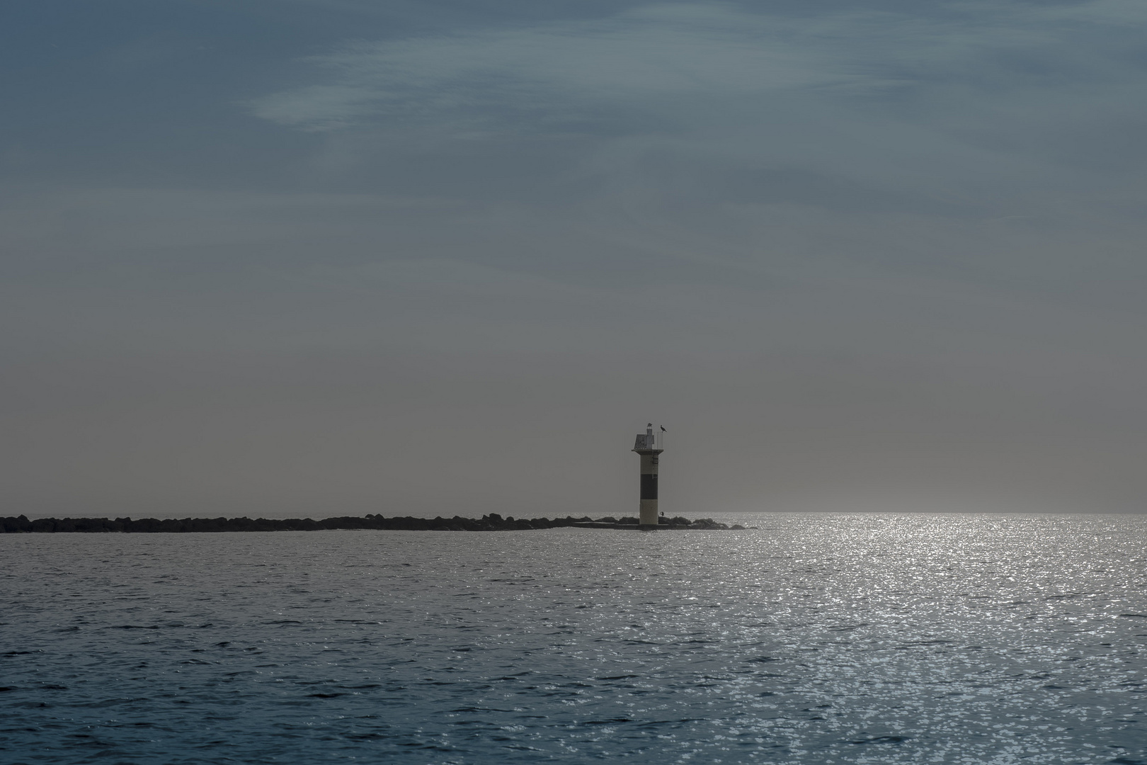 Leuchtturm in einer Hafeneinfahrt