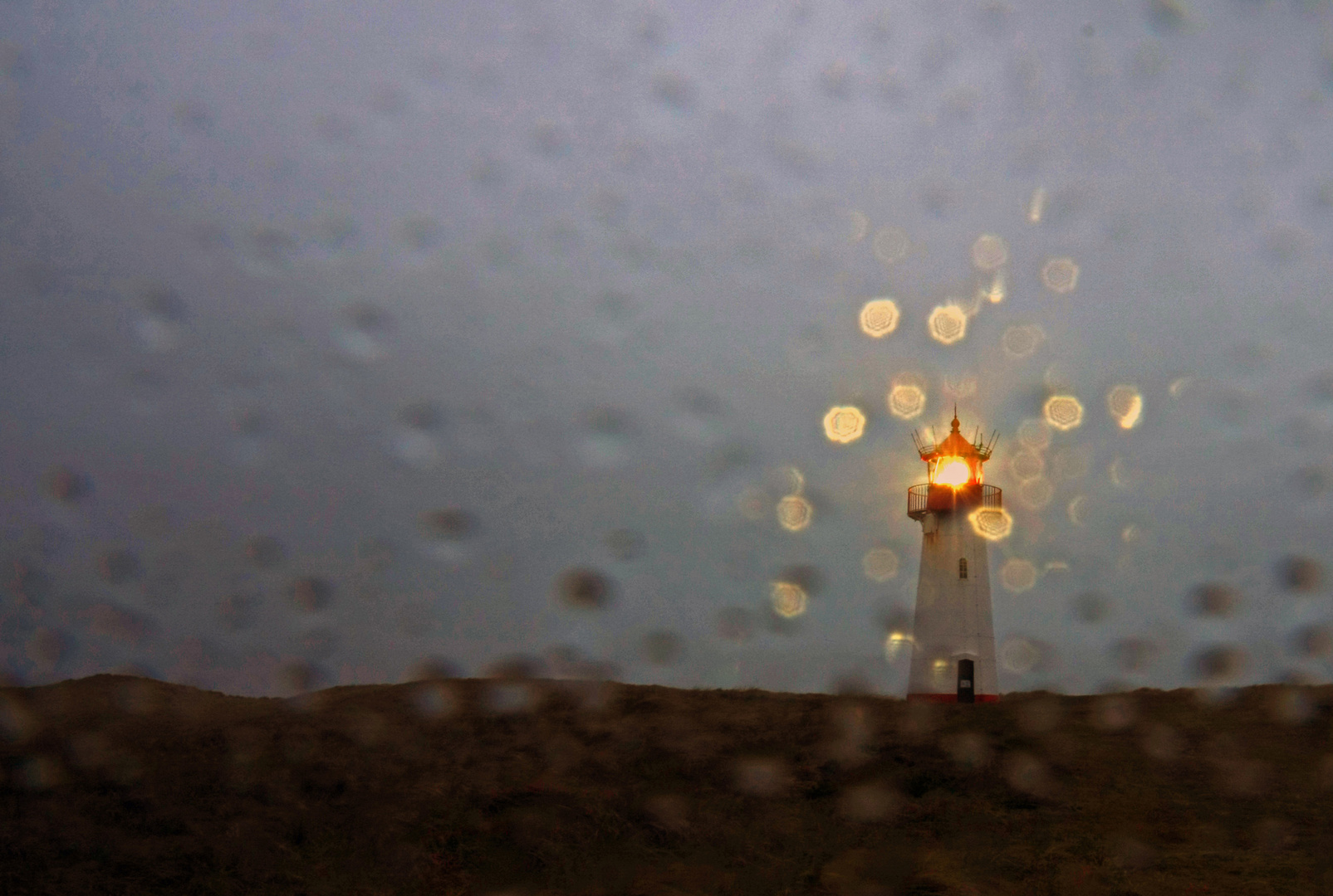 Leuchtturm in einer Regennacht