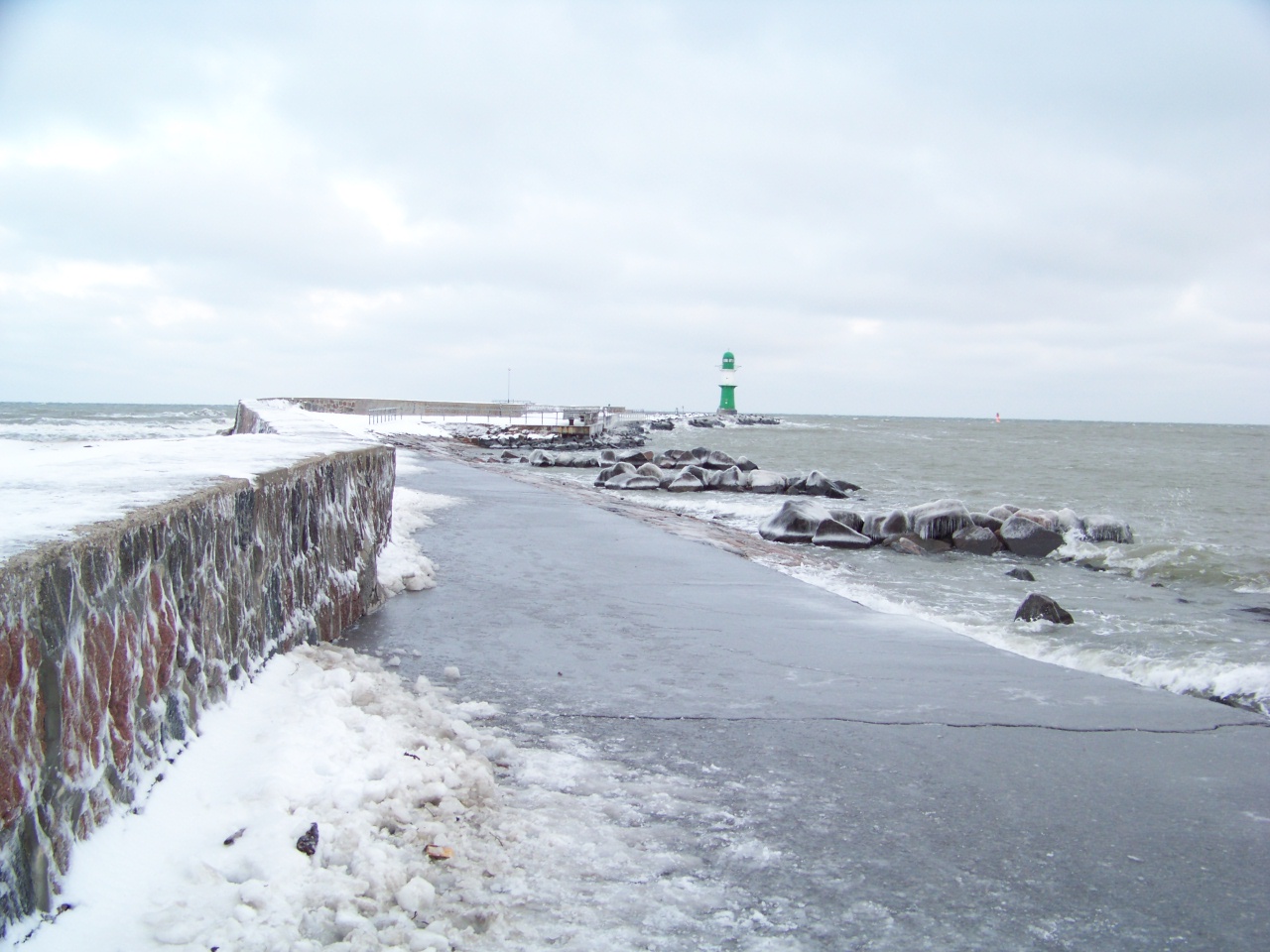 leuchtturm in eismantel