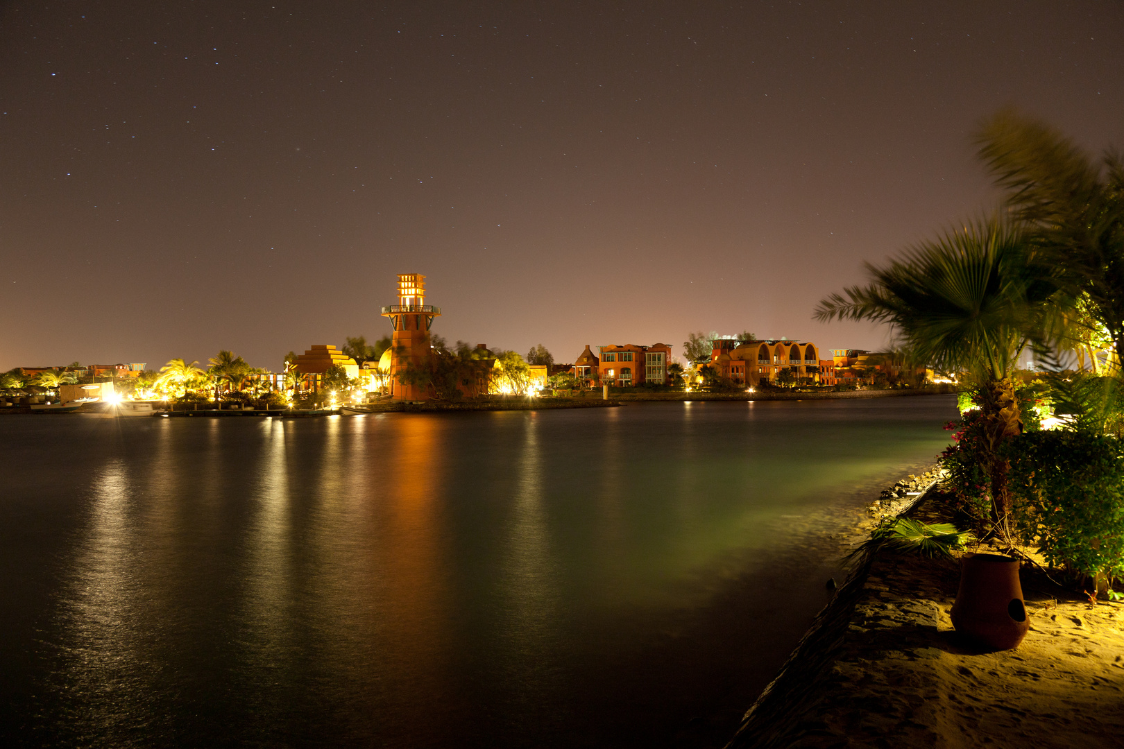 Leuchtturm in El-Gouna bei Nacht