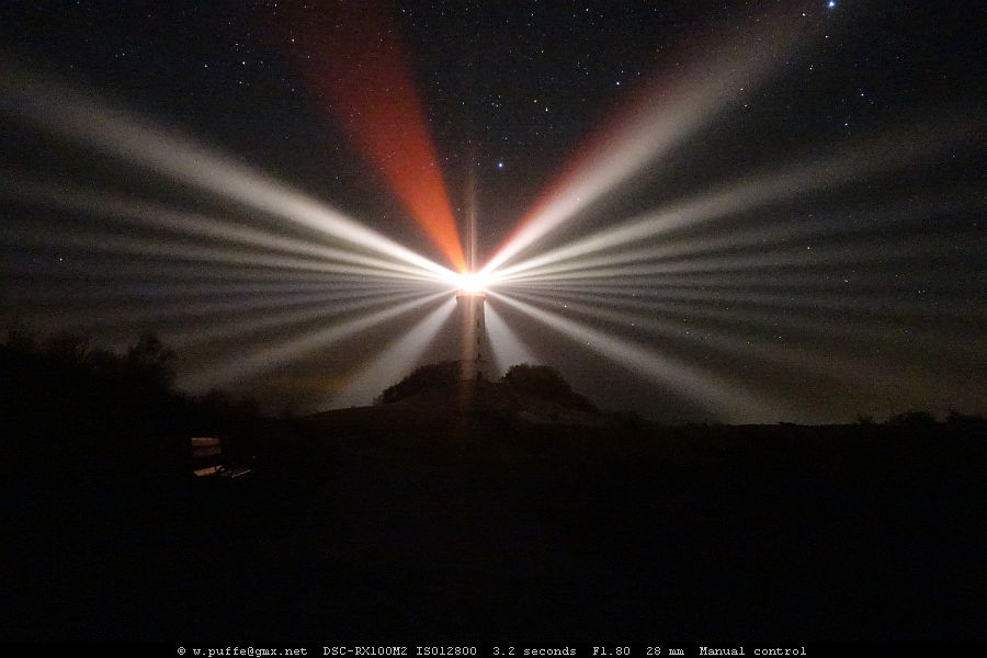 Leuchtturm in finsterer Nacht