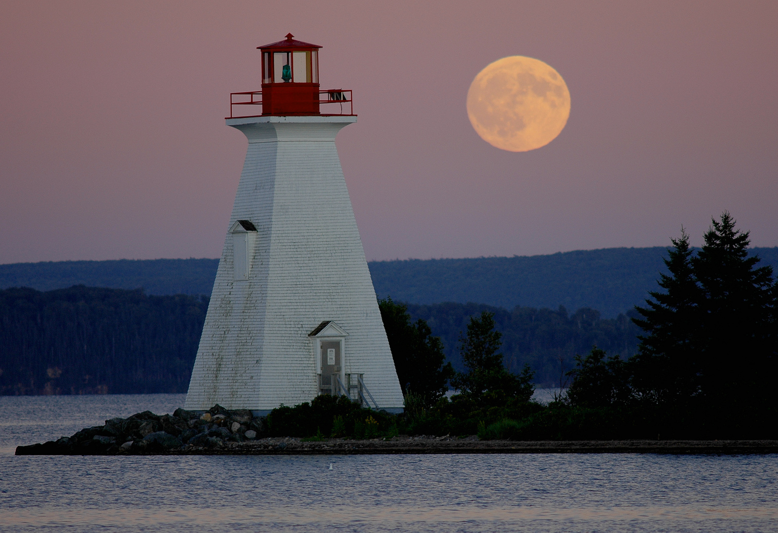 Leuchtturm in Kanada vor aufgehendem Vollmond