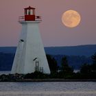 Leuchtturm in Kanada vor aufgehendem Vollmond