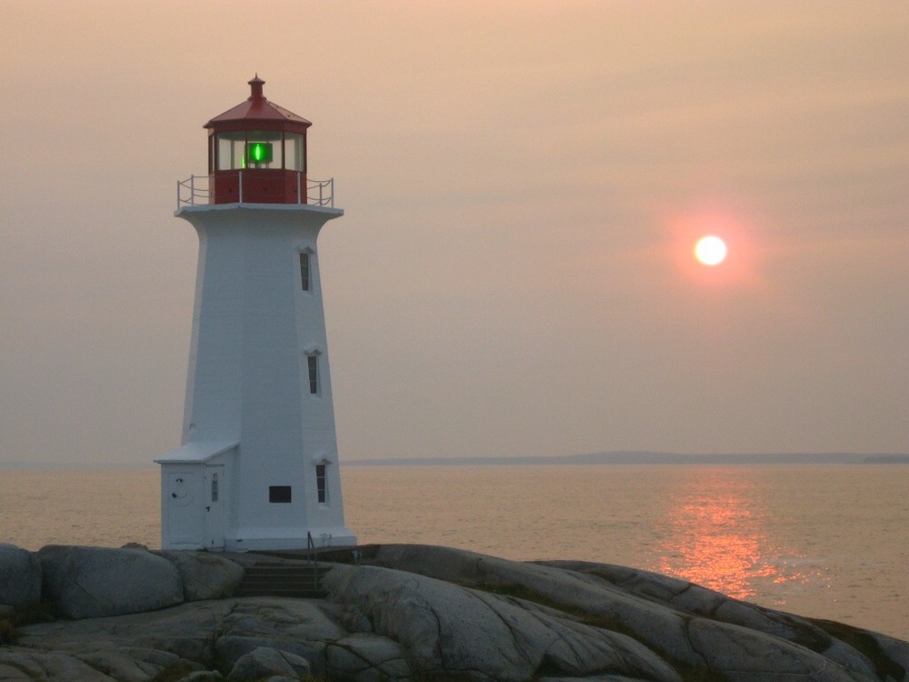 Leuchtturm in Peggy's Cove bei Sonnenuntergang