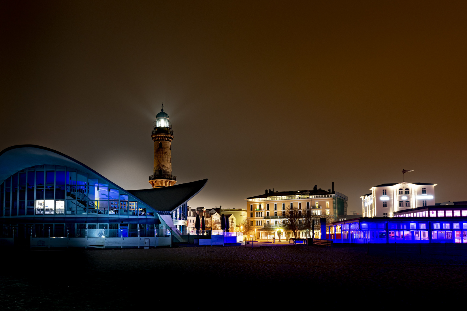 Leuchtturm in Warnemünde bei Nacht