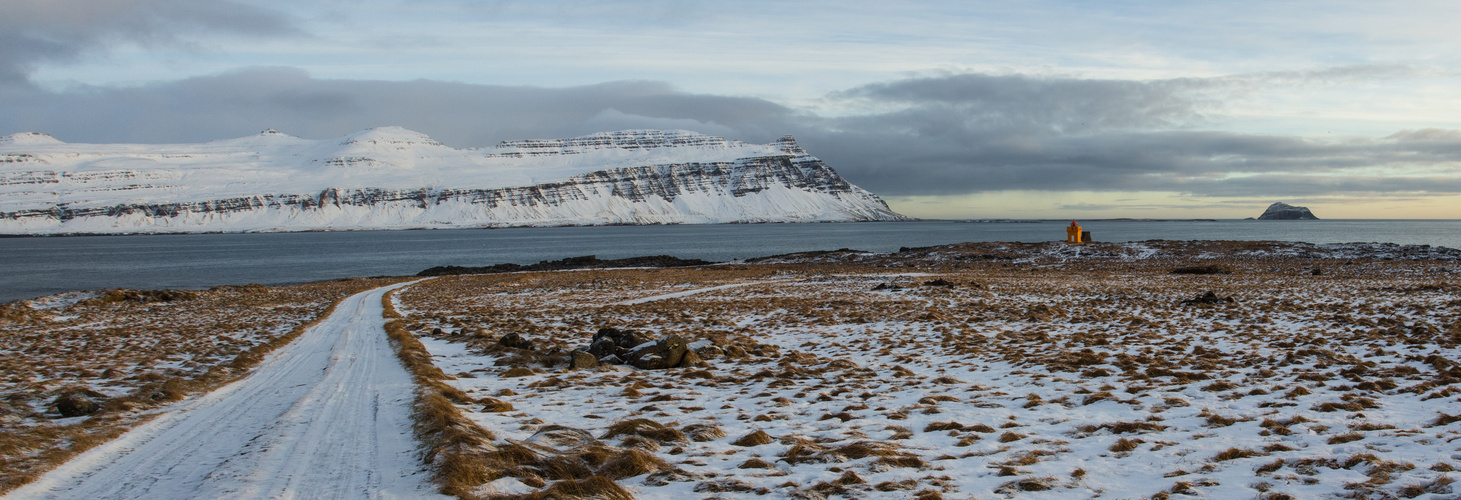 Leuchtturm Jónstangi in der Landschaft Islands