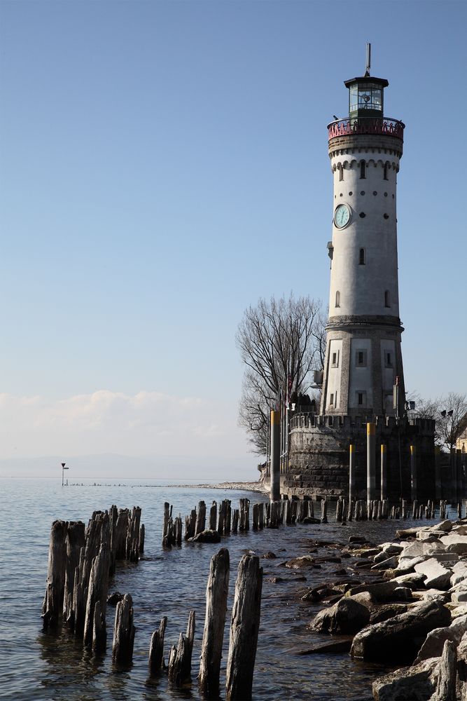 Leuchtturm Lindau mit der alten Hafenbefestigung