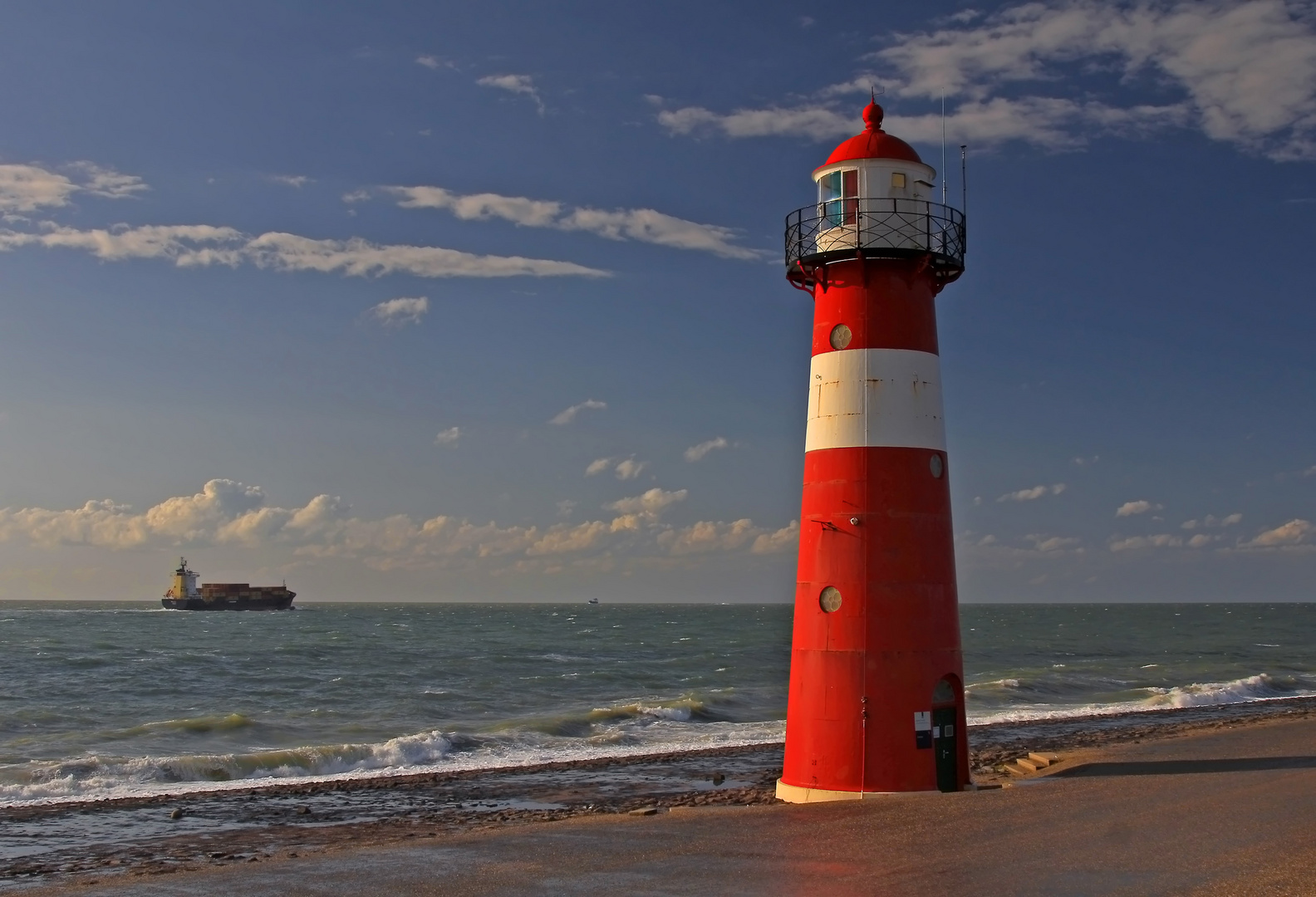 Leuchtturm, Meer und Schiff