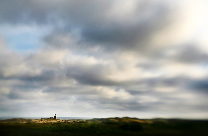 leuchtturm mit ganz viel luft, `ner menge wolken und etwas land drumherum ...