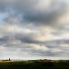 leuchtturm mit ganz viel luft, `ner menge wolken und etwas land drumherum ...