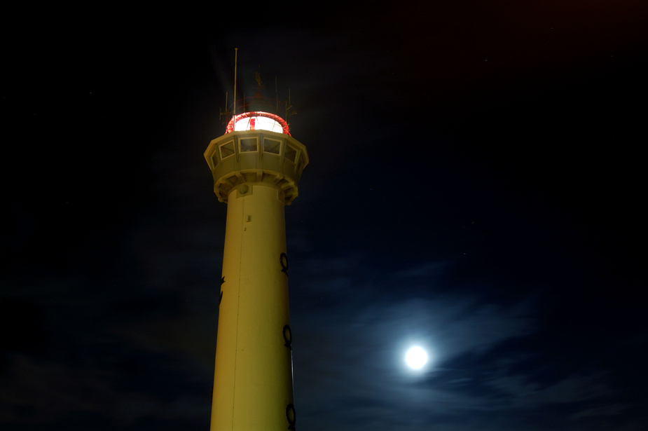 leuchtturm mit mond