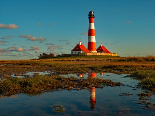 Leuchtturm mit Pfütze