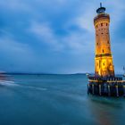 Leuchtturm mit Schiff im Hintergrund