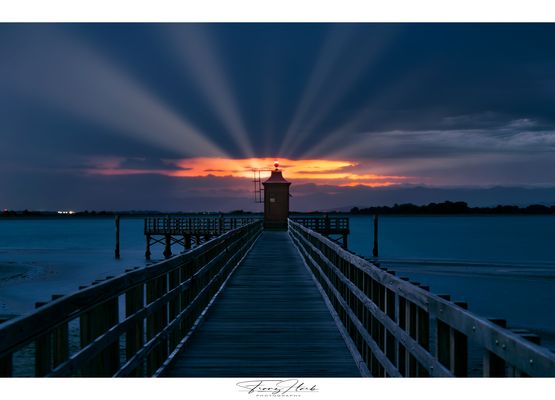 Leuchtturm mit Sonnenaufgang 