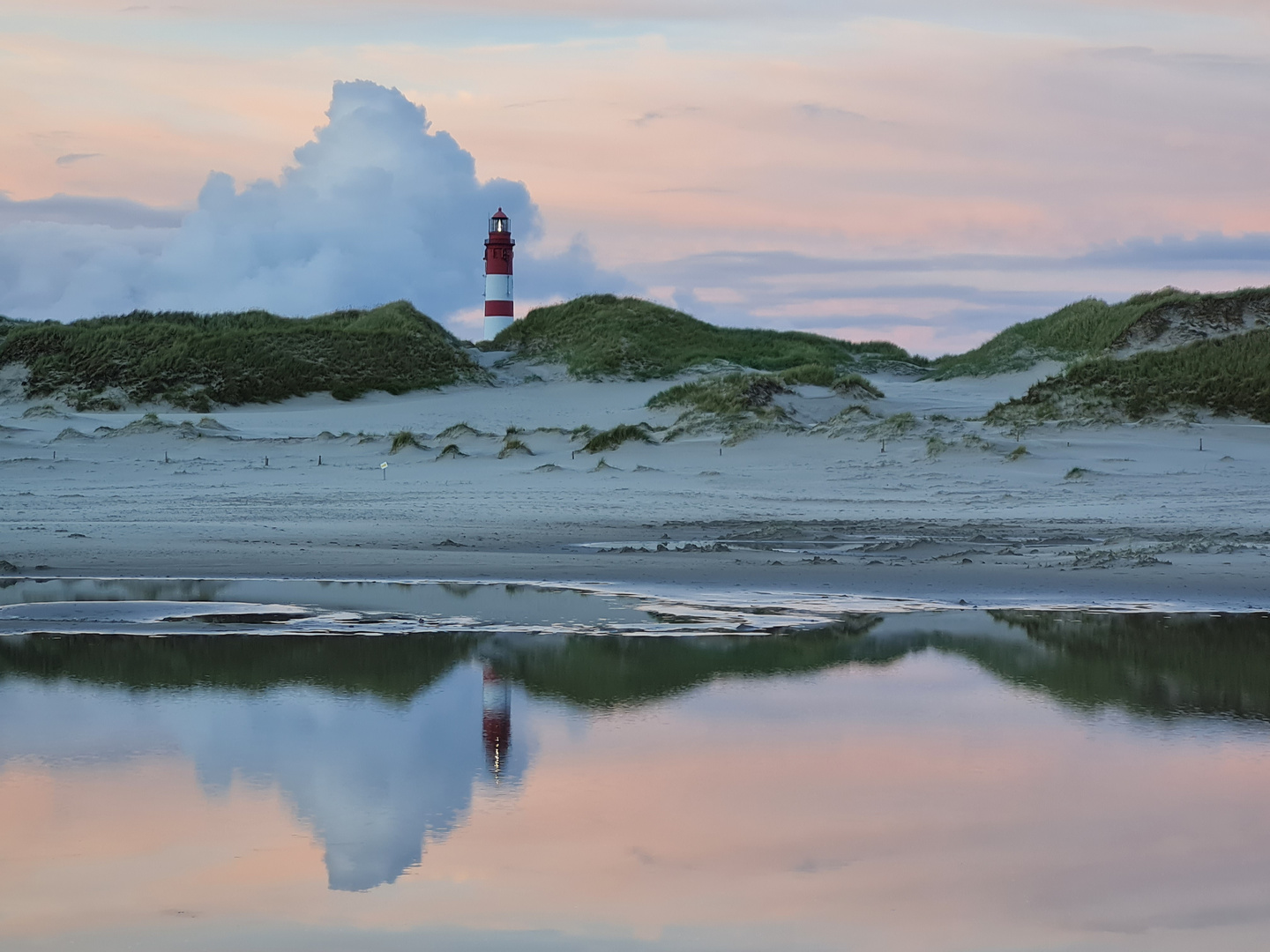 Leuchtturm mit Spiegelung im Abendlicht