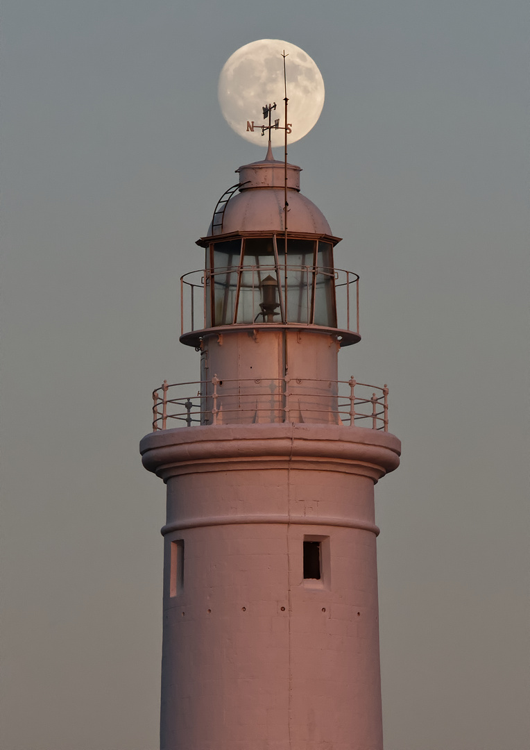 Leuchtturm mit Vollmond