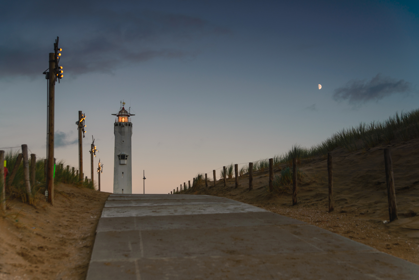 [ Leuchtturm & Mond, Noordwijk ]