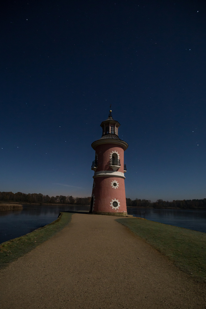 Leuchtturm Moritzburg bei Nacht