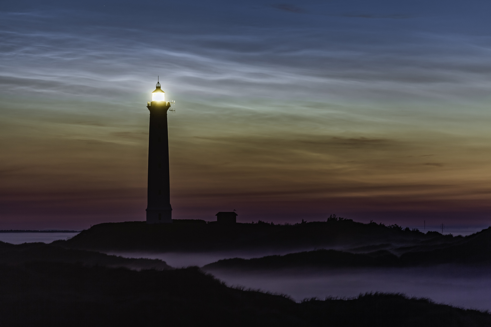 Leuchtturm Nørre Lyngvig - Leuchtende Nachtwolken in der Morgendämmerung
