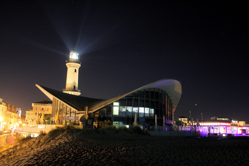 Leuchtturm +Teepott bei Nacht