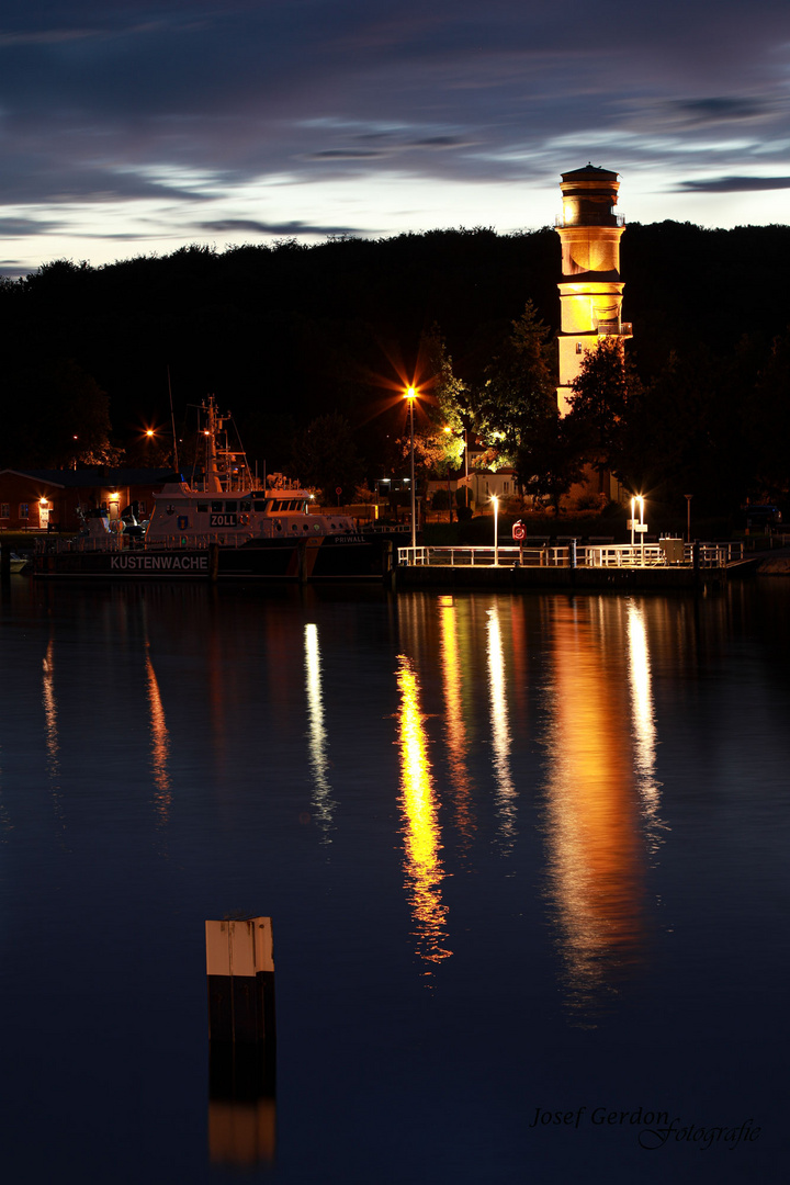 Leuchtturm Travemünde mit Küstenwache Schiff Priwall