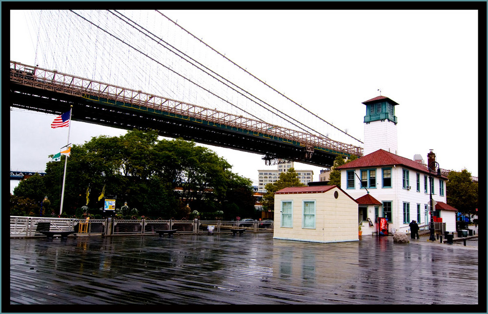 (Leucht?)turm und Brooklynbrige