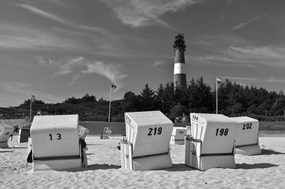 Leuchtturm und Strandkoerbe