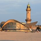 Leuchtturm und Teepott in Warnemünde an einem schönen Sommerabend