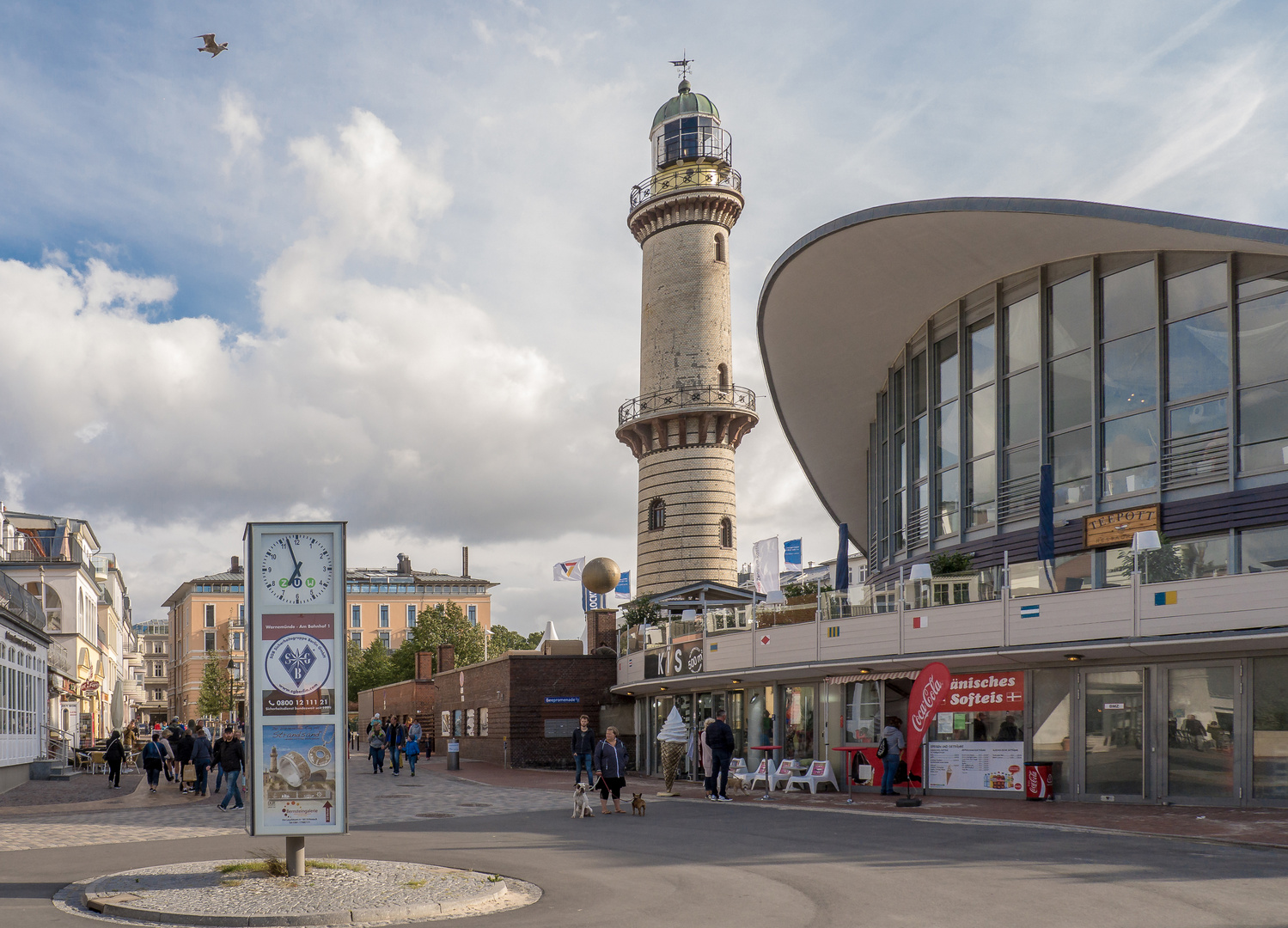 Leuchtturm und "Teepott" Warnemünde