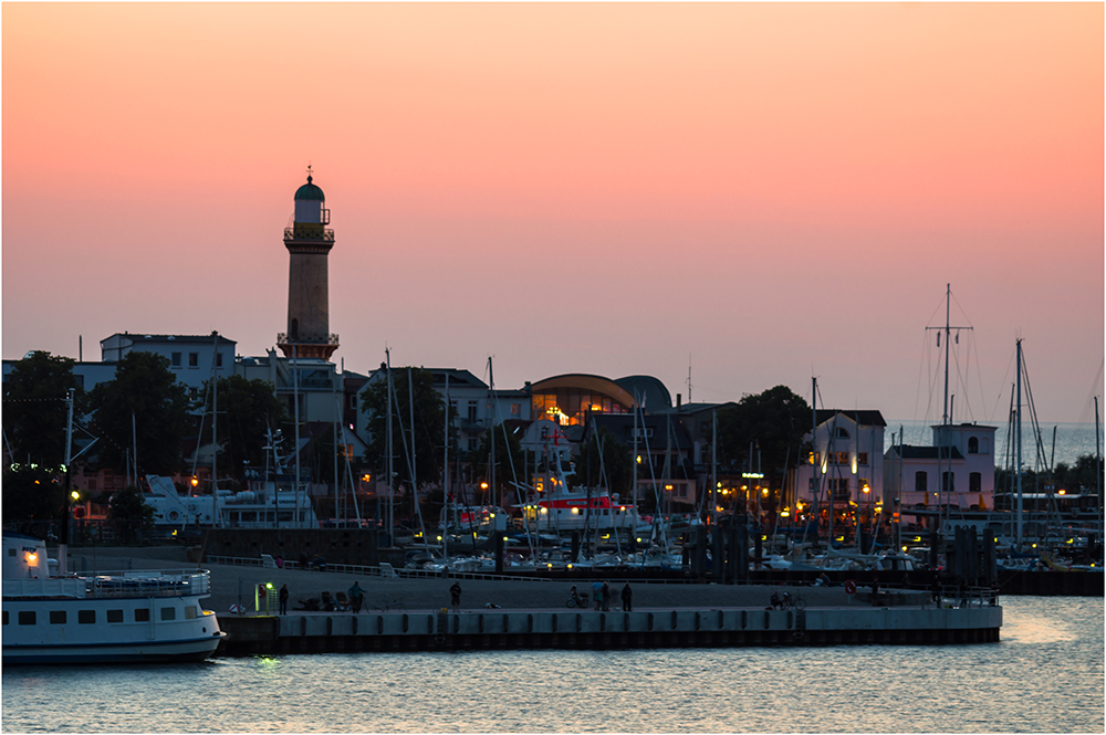 Leuchtturm und Teepott, Warnemünde