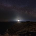 Leuchtturm unter dem Sternenhimmel