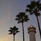 Leuchtturm unter Palmen