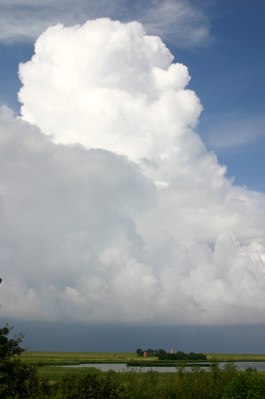 Leuchtturm unter Wolken