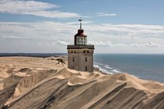 Leuchtturm verschwindet in der Düne