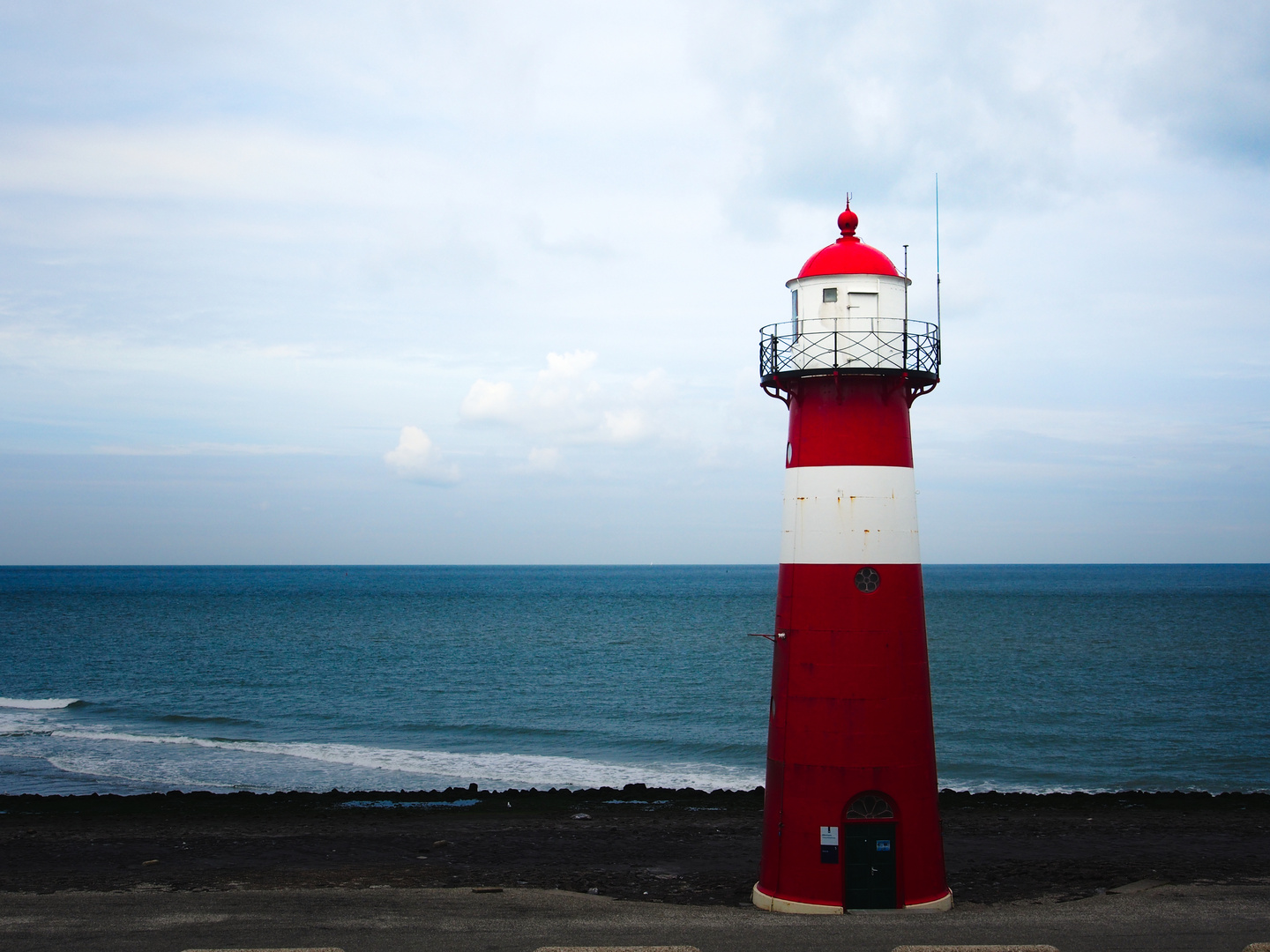 Leuchtturm vom Meer geschnitten 