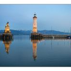 Leuchtturm von Lindau zur blaue Stunde