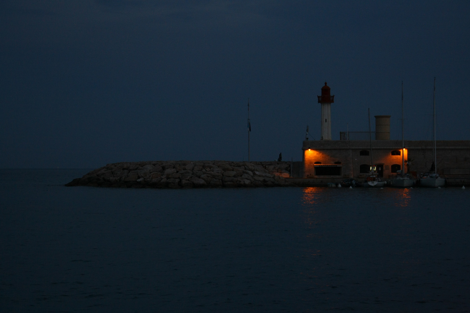 Leuchtturm von Menton bei Dämmerung