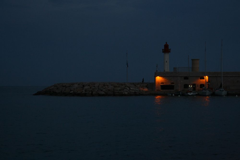 Leuchtturm von Menton bei Dämmerung