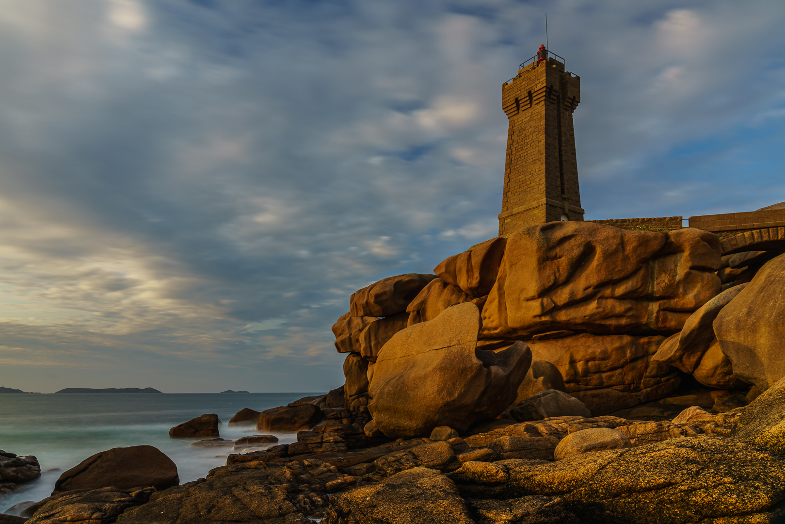 Leuchtturm von Ploumanac'h an der Pointe de Squéouel