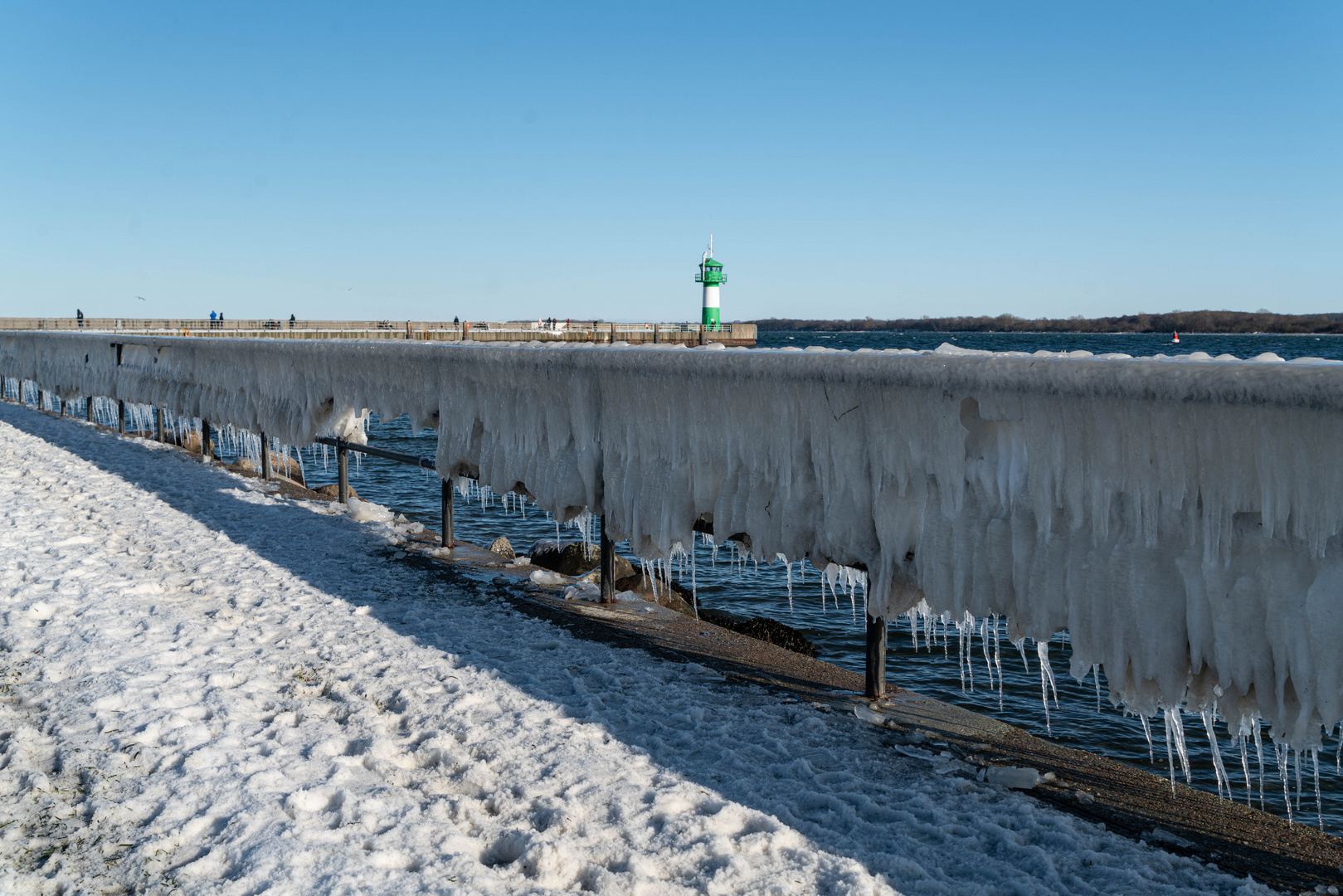 Leuchtturm von Travemünde hinter einem Eisvorhang 