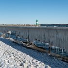 Leuchtturm von Travemünde hinter einem Eisvorhang 