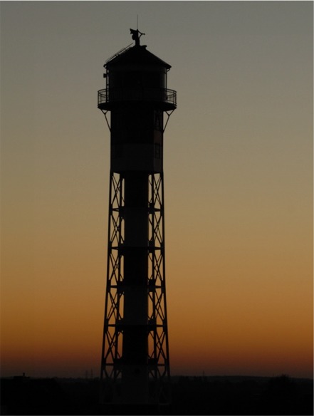 Leuchtturm vor dem Abendhimmel