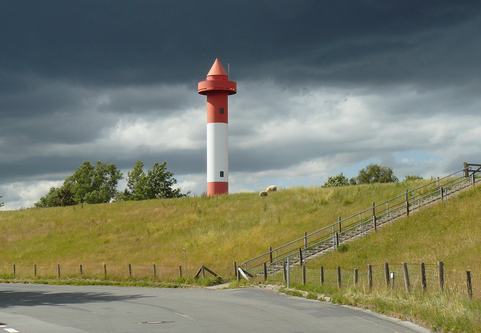 Leuchtturm vor Gewitterfront