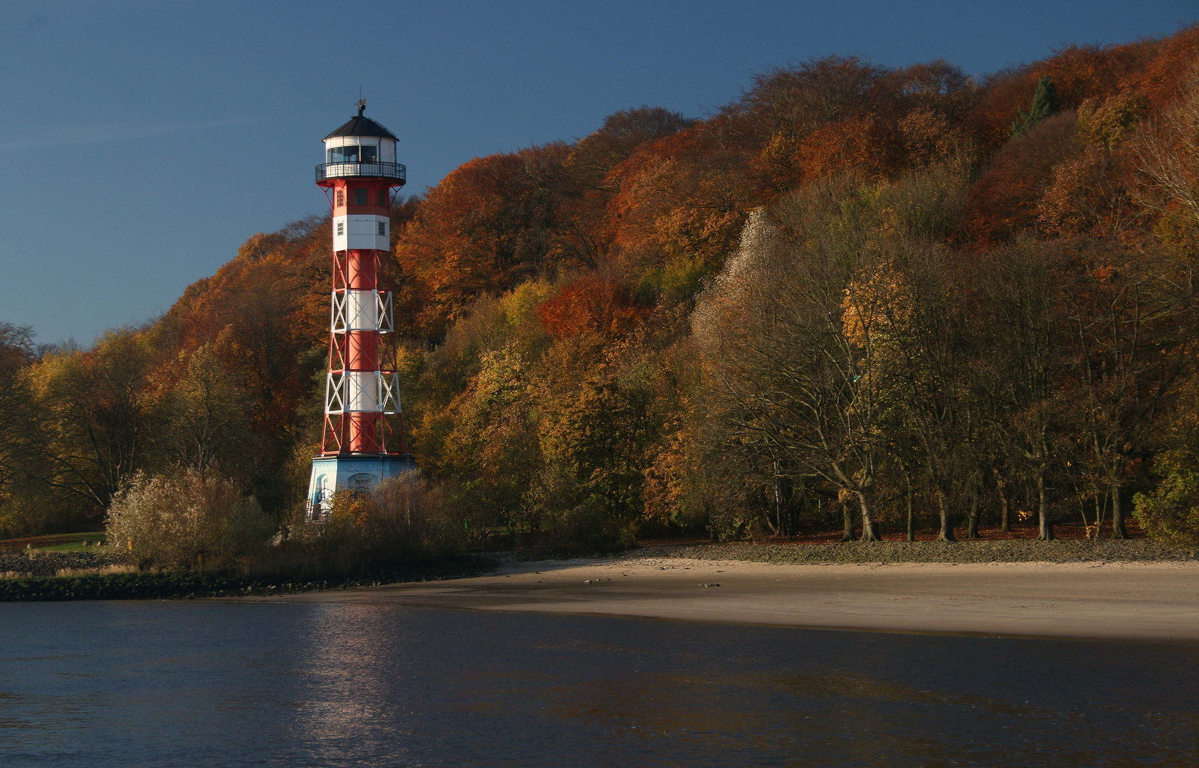 Leuchtturm vor herbstlicher Kulisse