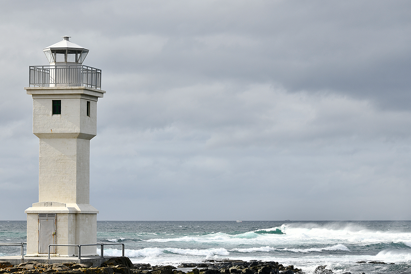 Leuchtturm vor stürmischem Meer