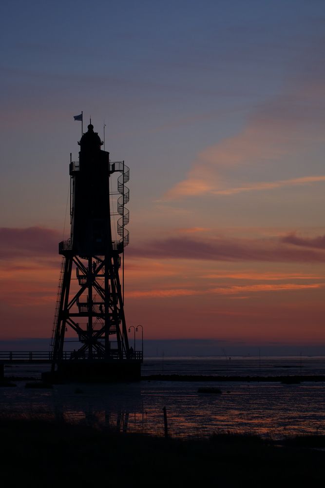 Leuchtturm vor zartem Rosa